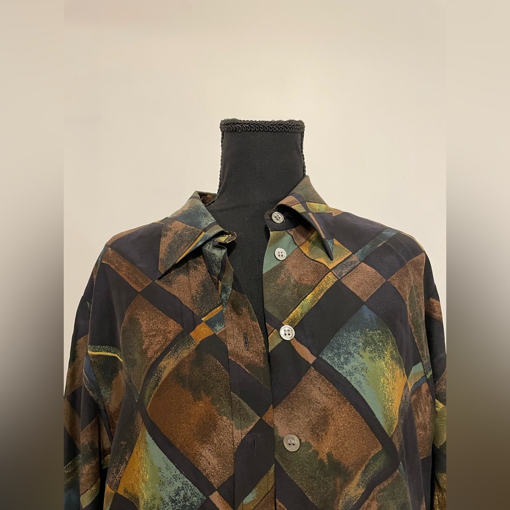 Geometric Patterned Button-Up Shirt - Picture 2 of 5
